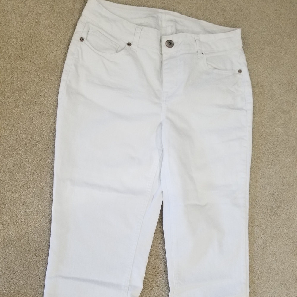 Maurices 9/10 capris brand new WHITE